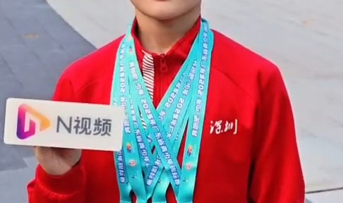 深圳9岁儿童省赛夺3金1银，百米自由泳成绩超同期潘展乐
